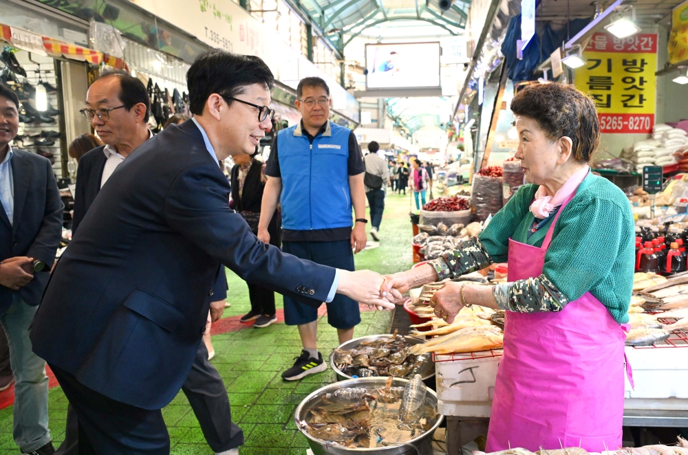 박윤주 외교부 제1차관, 추석 명절 맞아 망원동 월드컵 전통시장 방문